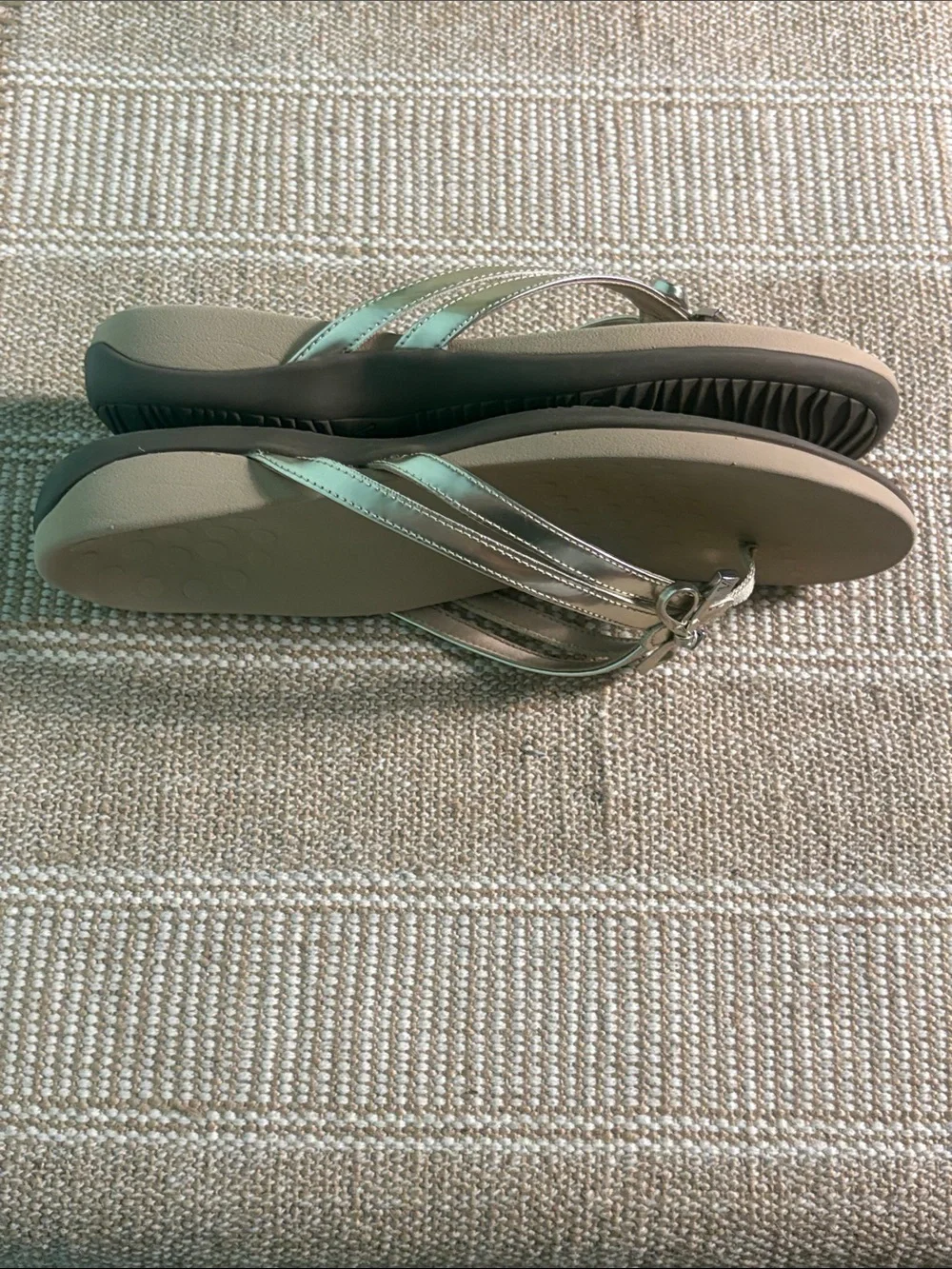 Women’s Vionic Bella X Toe Post Metallic Gold Flip-Flops with Bow. Size-7.5